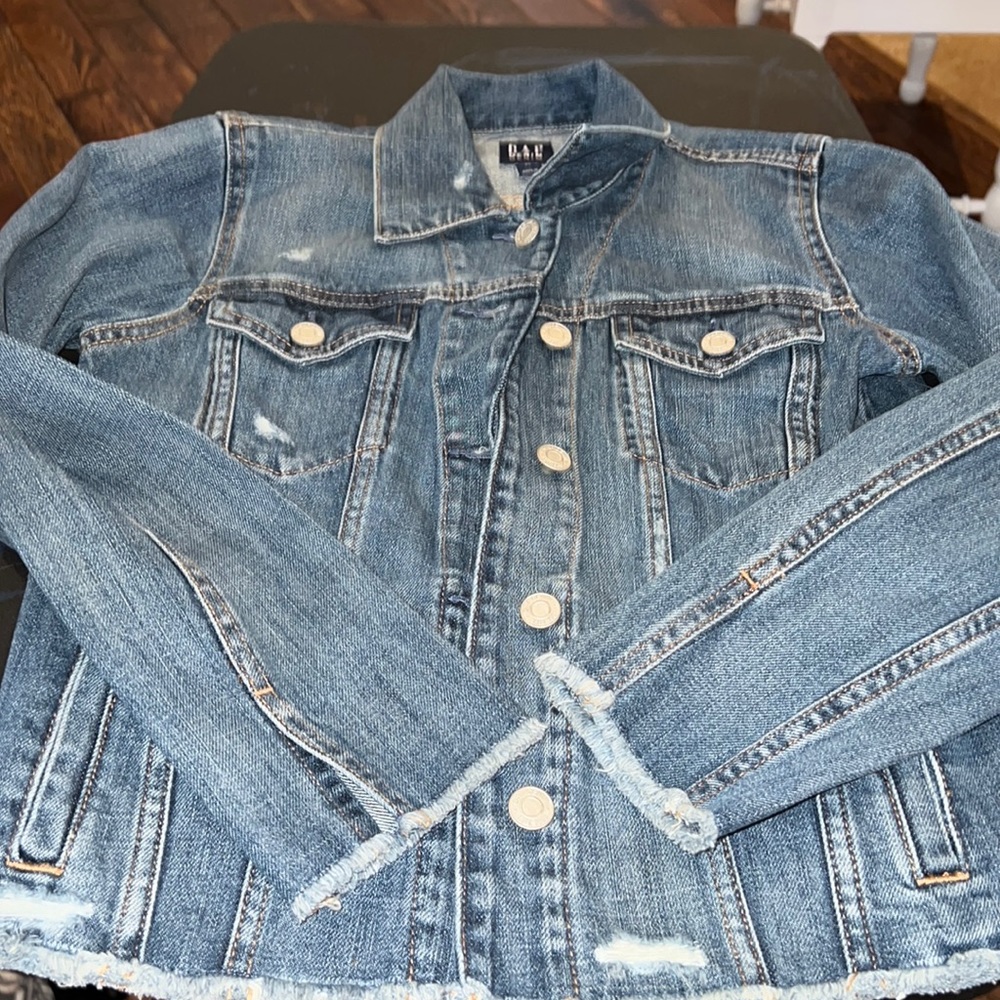 Gap distressed jean jacket xs brand new